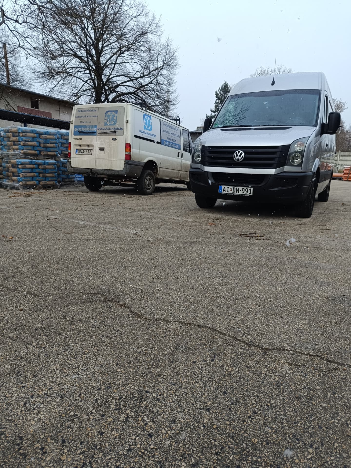 A duguláselhárításhoz használt két szervizautó